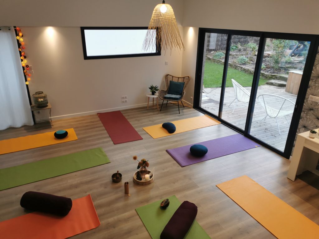 Salle de séjour aménagée pour le yoga